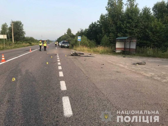 Унаслідок зіткнення мотоцикла із мікроавтобусом на Рівненщині загинули водій та пасажир двоколісного