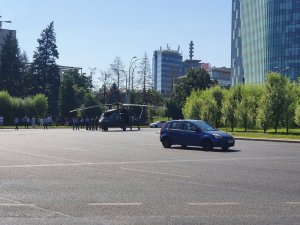 В Бухаресті здійснив аварійну посадку вертоліт збройних сил США. Фото: facebook.com/AeronewsGloba 