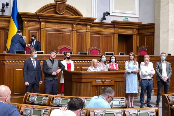 В июне 10 народных депутатов из «Голоса» выразили недоверие руководству партии и фракции и заявили о создании в парламенте объединение "Справедливость"