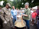 Порошенко на Тернопільщині варив куліш і пообіцяв систему відеоспостереження для 72-ї бригади. Фото: eurosolidarity.org