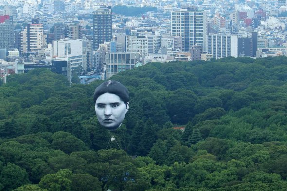 Повітряна куля у формі голови людини летить над парком Йойогі у японському Токіо
