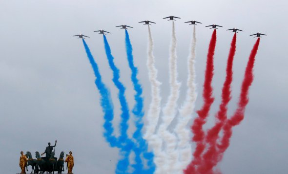 Літаки Військово-повітряних сил Франції пролітають над Каруселлю дю Лувр в Парижі під час святкування Дня взяття Бастилії 14 липня