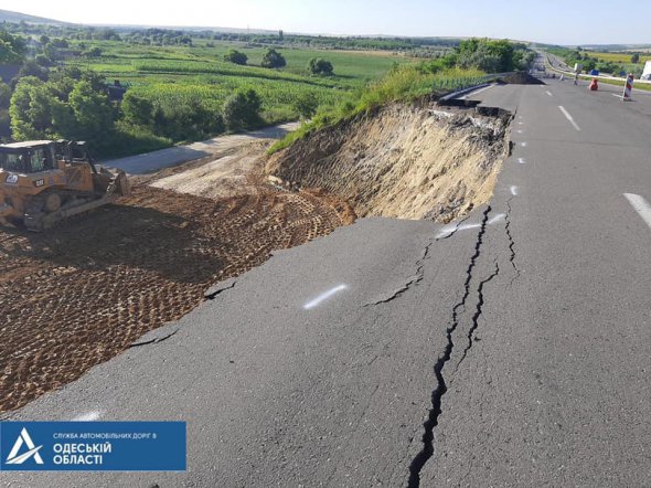 На 337 кілометри траси Київ-Одеса біля села Троїцьке Подільського району Одеської області в результаті затяжних дощів 15 липня зсунулась дорога