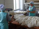 Працівниці Коршівського хлібокомбінату в селі Коршів Коломийського району на Закарпатті зважують тісто для хлібу