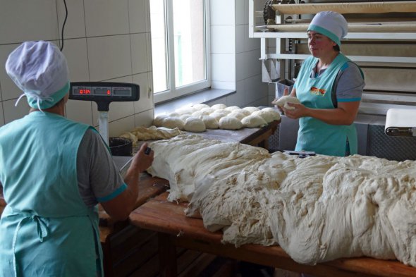 Работницы Коршивського хлебокомбината в селе Коршив Коломыйского района на Закарпатье взвешивают тесто для хлеба