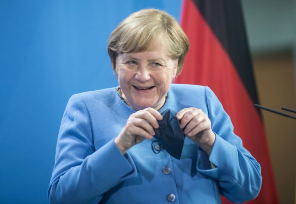Канцлерка Німеччини Ангела Меркель посміхається перед виступом у Канцелярії Берліну 12 липня 2021 року