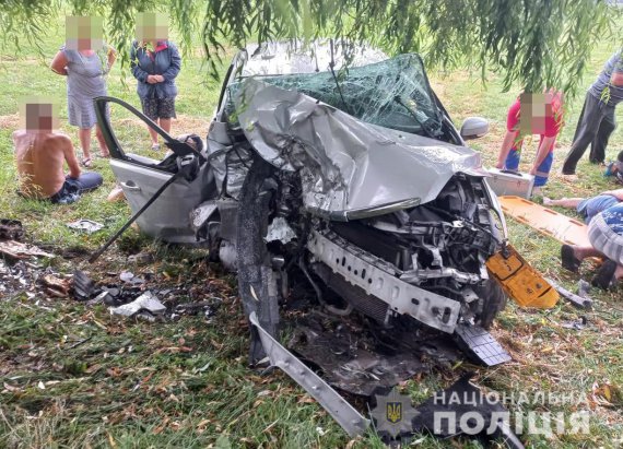 Під Луцьком у ДТП загинули три людини, ще дев'ять у лікарні. Усі їхали в легковику