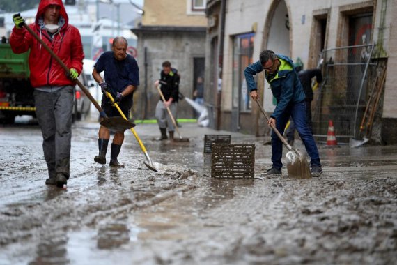 Спасатели убирают последствия наводнения в городе Галляйн.