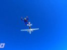 Кличко прыгнул с парашютом с высоты 5 тыс. м, выполняя трюки в воздухе