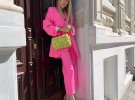Яркий костюм розового оттенка создаст трендовый летний образ