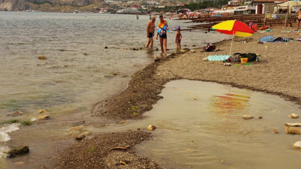 Каналізацію зливають в море. На деяких пляжах вже заборонено купатися.