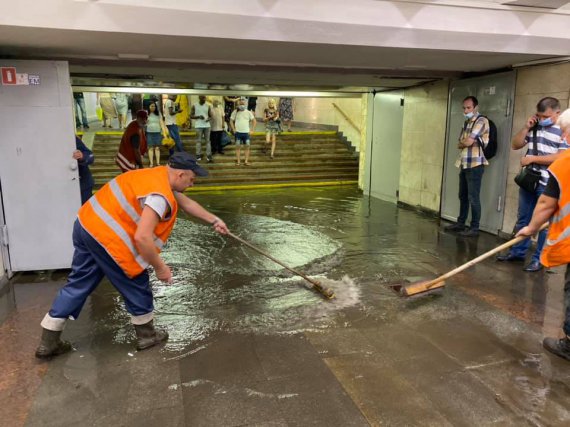 Коммунальщики в переходе к станции метро Берестейская прогоняли воду швабрами