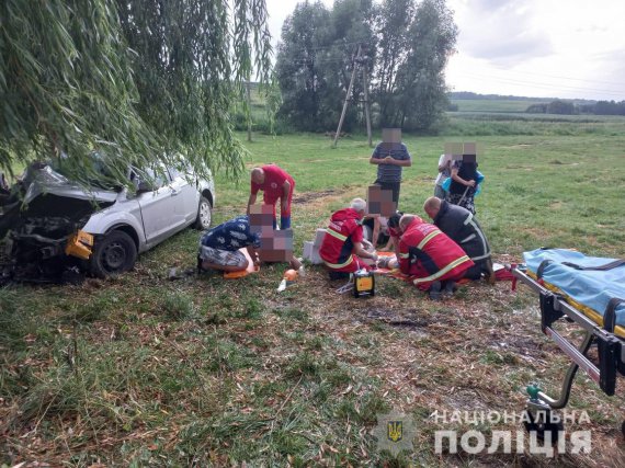 Під Луцьком у ДТП загинули три людини, ще дев'ять у лікарні. Усі їхали в легковику