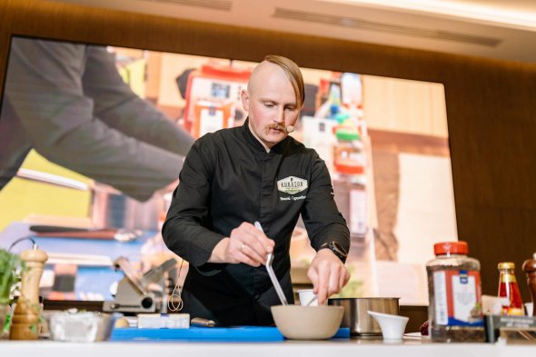 "Зараз в основному продукти зберігають в морозилках. В таких овочах та ягодах більше поживних речовин, ніж у консервації", - каже Віталій Гуралевич.