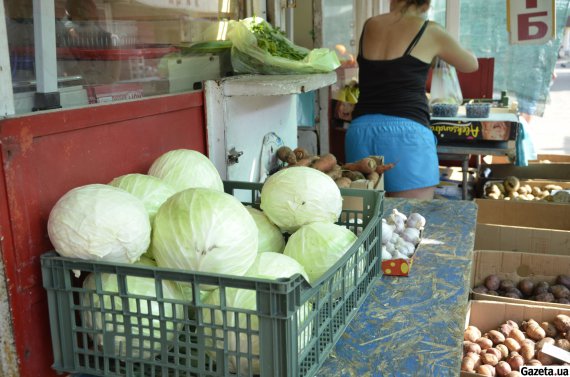 На рынках и в супермаркетах начали массово продавать капусту средних сортов по 10 грн/кг