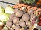 На базарах моркву продають по 25 грн/кг