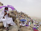 Мусульманські паломники збираються на горі Милосердя на рівнинах Арафата під час щорічного паломництва Хадж. Цьогорічний хадж, учасники якого обиралися за допомогою лотереї, буде масовішим, ніж у 2020 році, але значно меншим, ніж у час до пандемії. Саудівська Аравія дозволила взяти участь лише 60 тисячам повністю вакцинованих пілігримів, намагаючись повторити торішній досвід, коли впродовж п’ятиденного ритуалу вдалося уникнути заражень. 