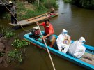 Работники службы здравоохранения путешествуют на лодке, чтобы взять мазок на COVID-19 у жителей, проживающих в отдаленных общинах, на фоне роста количества заражений Коронавирусная инфекцией, в Самут-Пракан, неподалеку Бангкока, Таиланд