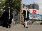 Баннер на тему брака на улицах Тегерана после запуска программы знакомств "Хамдам". Разработчики создали приложение как инструмент, который должен помочь молодежи построить "длительный и сознательный брак". Тегеран, Иран