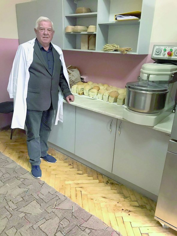 Микола Гаврилюк з Інституту фізіології рослин і генетики НАН України показує хліб, спечений з нових сортів пшениці. Це одна з фінальних перевірок зернових. Важливо, щоб пшениця не давала клейковини випічці. Інакше сорт відправляють на доопрацювання