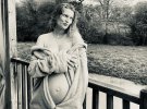 Звезда часто публиковала снимки в сети, щеголяя беременным животом