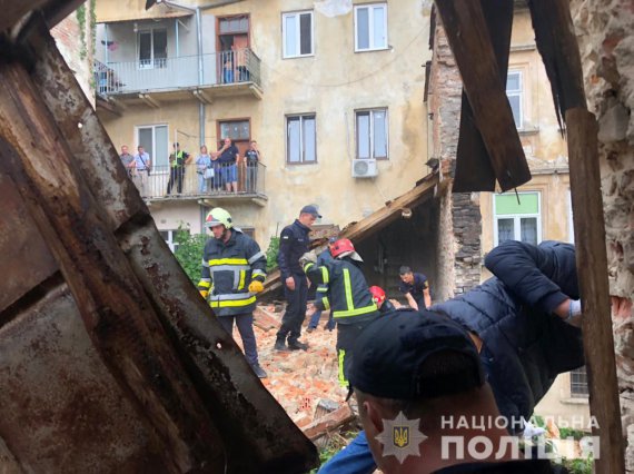 У Львові обвалилося перекриття з дахом та стіна будинку на вул. Руській. Загинув 17-річний хлопець