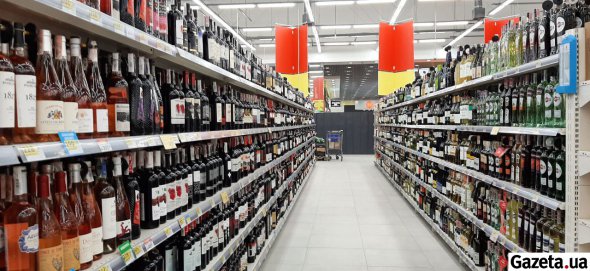 Алкоголь заборонять продавати в супермаркетах