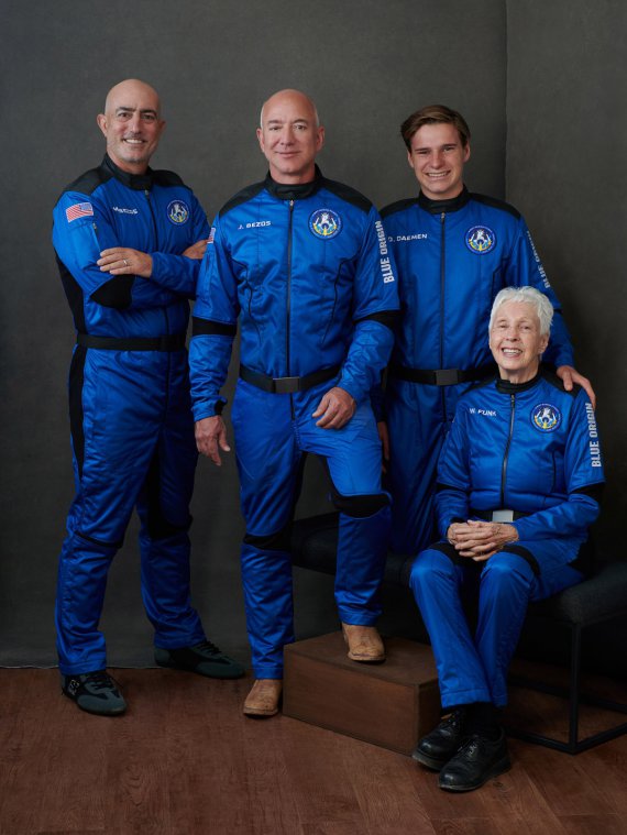 Джефф Безос із командою успішно злітав у космос і повернувся назад. Фото: Blue Origin 