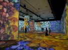 Гості на виставці "ПОЗА Ван Гогом: Захоплюючий досвід" перед її відкриттям для широкої публіки в конференц-центрі Анахайма, штат Каліфорнія, США