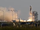 Бізнесмен-мільярдер Джефф Безос з трьома членами екіпажу злітає на борту ракети New Shepard під час першого в світі безпілотного суборбітального польоту зі стартового майданчика біля Ван-Хорна, штат Техас, США