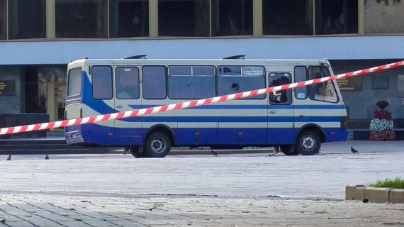 На центральной площади в Луцке Максим Кривош  взял в заложники 13 пассажиров междугороднего автобуса Берестечко - Красниловка. Среди них была беременная женщина. Заложников Кривош  удерживал 12 часов. Затем сдался. Находится под стражей