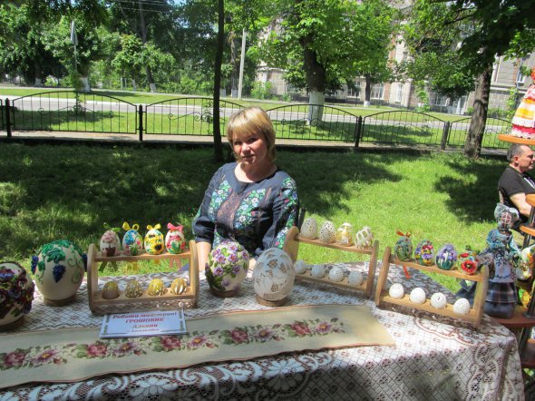 Майстриня Олена Грошовик створює вироби з шкаралуп курячих, гусячих і страусиних яєць