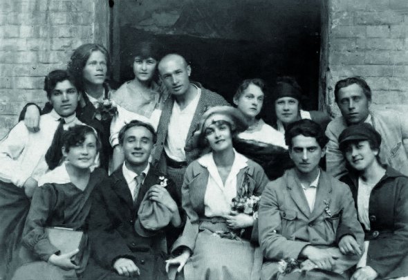 Режисер Лесь Курбас сидить (другий ліворуч) серед акторів харківського театру ”Березіль”, який очолював. Колеги, серед яких була Наталія Ужвій, 1934-го підписали свідчення, нібито він брав участь у контрреволюційній діяльності. Радянська влада засудила його до п’яти років таборів і 1937-го розстріляла в урочищі Сандармох у Карелії