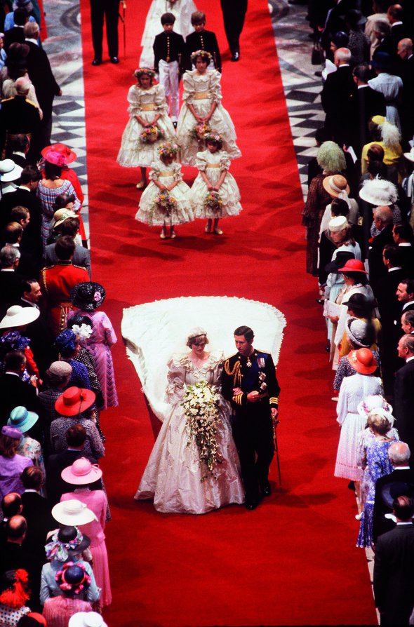 Діана Спенсер та принц Чарльз ідуть до вінця в соборі Святого Павла в Лондоні 29 липня 1981 року. Обрали цей храм, бо він вміщував більше людей, ніж Вестмінстерське абатство. На церемонію зібралися три з половиною тисячі гостей