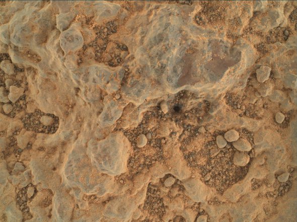 Марсоход фиксирует свои первые научные данные и анализирует горные породы