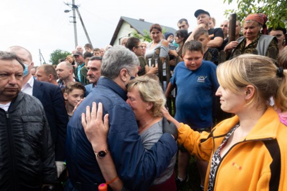 "Європейська Солідарність", Фонд Петра Порошенка і ГО "Справа Громад" передали більше 400 продуктових наборів постраждалим від повені у Закарпатській області