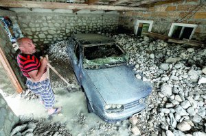 Чоловік виносить з гаража в Ялті каміння, яке наніс паводок 18–19 червня. За добу над містом випало 87 міліметрів опадів — майже дев’ять відер води на квадратний метр. У горах — 187 міліметрів. Річки розлилися, зносили все на своєму шляху до моря