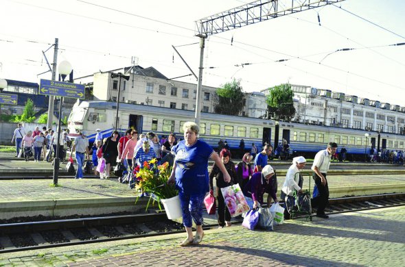 Приміський потяг Лозова–Полтава прибуває щодня о 6:30. Ним приїжджають торгувати надлишками урожаїв селяни з передмістя