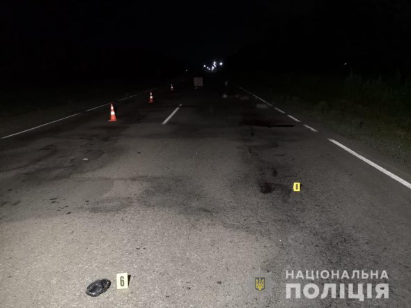 На Херсонщині серед дороги знайшли тіла двох чоловіків. Все вказувало на те, що їх збило авто