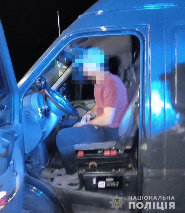 Особу зловмисника та автомобіль, яким якому він пересувався, поліцейські встановили.   З’ясували, що чоловік причетний до  ще щонайменше трьох аналогічних випадків