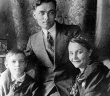 Наталья Ужвий с мужем Евгением Пономаренко и сыном Михаилом