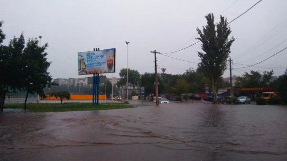 Злива в Маріуполі перетворила вулиці на річки 