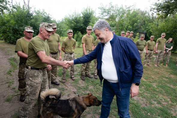 Лидер партии "Европейская Солидарность" Петр Порошенко передал комплект оптической разведки для 72-ой отдельной механизированной бригады имени Черных Запорожцев