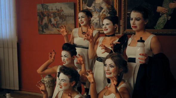 В программе "Украинские гала-премьеры" 12-го Одесского кинофестиваля покажут ленту "Розы. Фильм-кабаре" об артистках киевской театрально-музыкальной группы Dakh Daughters. Всего в секции пять картин