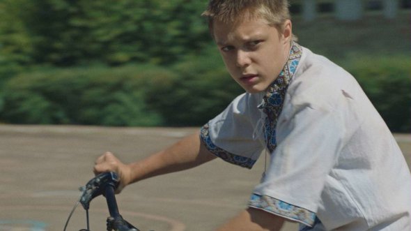 В Национальном конкурсе короткого метра 12-го Одесского кинофестиваля покажут фильм "Папины кроссовки" о мальчике, которого усыновляет американская семья. Всего в программе восемь лент