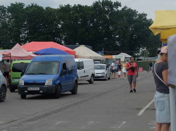 Більшість покупців приїздять на авто. Для цього потрібно пройти контрольний пункт.