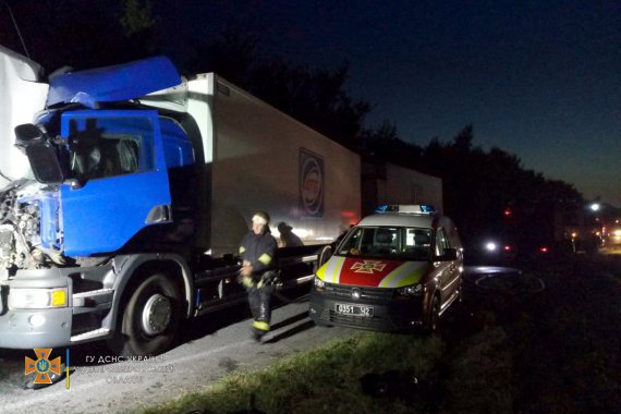 На трассе  Борисполь-Днепр-Запорожье  произошло смертельное ДТП с участием двух грузовиков и легкового автомобиля.  Фото: dp.dsns.gov.ua