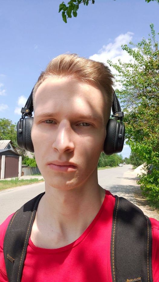 В курортном Геническе Херсонской области смертельно травмирован 20-летний Владимир. Он прыгнул в воду с катамарана и сломал шею на глазах у матери