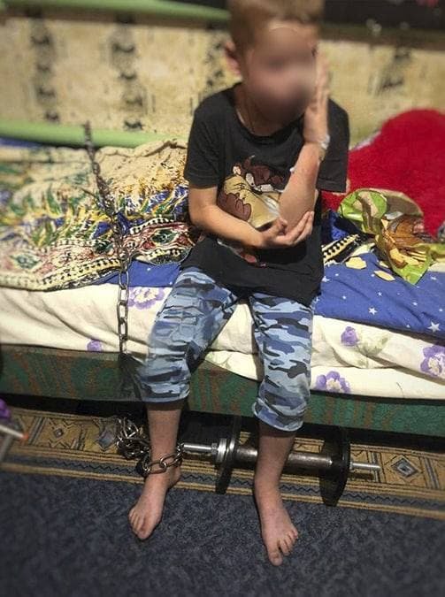 В Кривом Роге 7-летнего мальчика избил и посадил на цепь сожитель матери