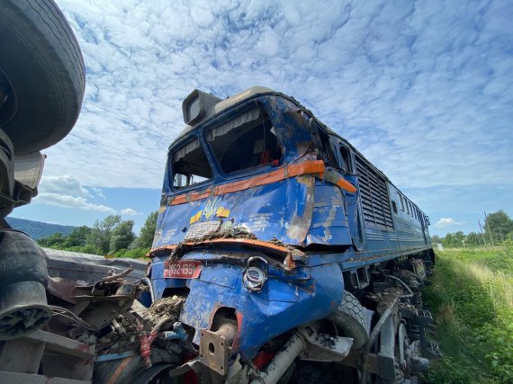 На залізниці в Закарпатській області зіткнулися пасажирський потяг і вантажний автомобіль. Скалічилися п’ятеро людей